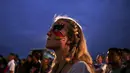 Ketegangan menghiasi wajah salah satu suporter wanita Jerman yang menyaksikan laga Jerman kontra Aljazair melalui layar lebar di pantai Copacabana, Rio de Janeiro, (1/7/2014). (REUTERS/Pilar Olivares)