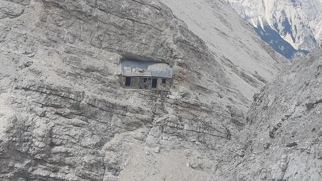 6 Potret Rumah Bekas Markas Perang, Berada di Dalam Gunung Batu