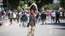 Sebelumnya, ribuan orang yang sebagian besar mahasiswa, turun ke jalan untuk menolak rencana parlemen untuk membeli 65 SUV bagi anggotanya. (VALENTINO DARIELL DE SOUSA/AFP)