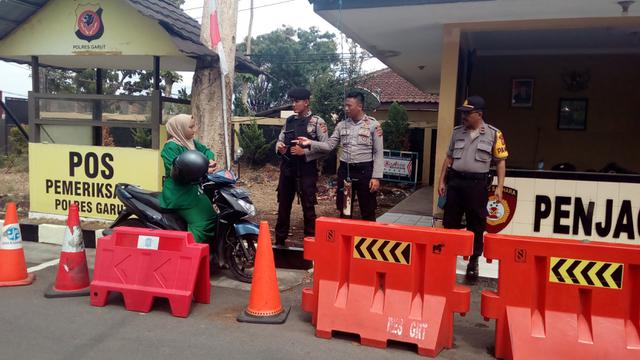 Nampak beberapa petugas dengan bersenjata lengkap melakukan pemeriksanaan terhadap seluruh tamu yang datang