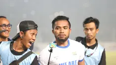 Seorang Suporter melakukan foto selfie bersama Pemain Persib Bandung Zulham Zamrun pada Final Piala Presiden 2015 di Stadion Gelora Bung Karno, Jakarta,Minggu (18/10/2015). (Bola.com/Nicklas Hanoatubun)
