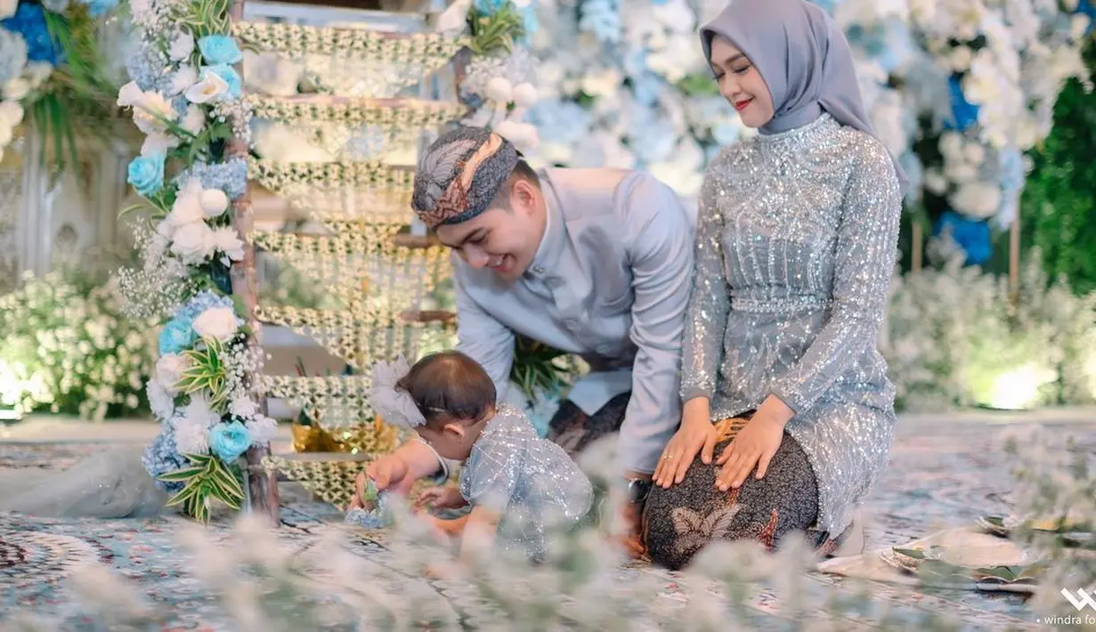 Di momen itu, ketiganya tampil kompak mengenakan busana adat Jawa bernuansa abu-abu dari @by.maw. [Foto: IG/windrafotografi].