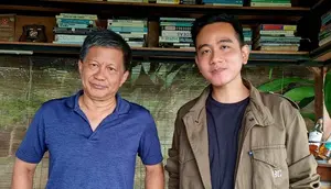 Wali Kota Solo Gibran Rakabuming Raka berkunjung ke rumah aktivis sekaligus pengamat politik Rocky Gerung. (Foto: Twitter @gibran_tweet)