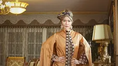 Gaya elegan Inul Daratista mengenakan busana berwarna oranye, lengkap dengan turban di kepalanya. Turban yang dipakainya kali ini berwarna coklat keemasan yang melambangkan keeleganan. (KapanLagi.com/Bambang E Ros)