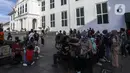 <p>Suasana saat warga menikmati libur Lebaran di kawasan Kota Tua, Jakarta, Sabtu (7/5/2022). Akhir libur Idul Fitri, sejumlah kawasan wisata di Jakarta dipadati pengunjung untuk menghabiskan masa liburannya bersama keluarga dan Kota Tua masih menjadi salah satu destinasi wisata yang digemari warga DKI Jakarta dan sekitarnya. (Liputan6.com/Johan Tallo)</p>