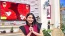 Gracia JKT48 unggah foto outfit Imlek di sela-sela syuting. Ia kenakan atasan cheongsam hitam merah dengan lengan segitiga dan rok tulle yang manis [@jkt48.gracia]