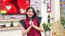 Gracia JKT48 unggah foto outfit Imlek di sela-sela syuting. Ia kenakan atasan cheongsam hitam merah dengan lengan segitiga dan rok tulle yang manis [@jkt48.gracia]