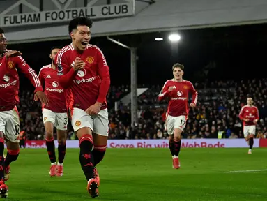 Pemain Manchester United, Lisandro Martinez melakukan selebrasi setelah mencetak gol ke gawang Fulham pada laga lanjutan Liga Inggris 2024/2025 di Craven Cottage, London, Senin (27/01/2025) dini hari WIB. (AFP/Glyn Kirk)