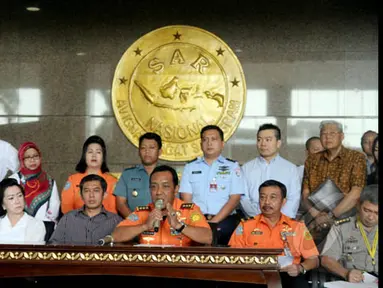 Kepala Basarnas, Marsekal Madya F.H.B Soelistyo (tengah) didampingi Direktur Sarana dan Prasarana Basarnas, Laksamana Pertama TNI Rudy Hendro (kanan) memberikan keterangan di Kantor Basarnas, Jakarta, Rabu (28/1). (Liputan6.com/Faizal Fanani)