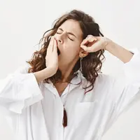 Kualitas tidur menurun dan sering terbangun di tengah malam. (Foto: cookie studio/Freepik)