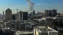 Kepulan asap membubung setelah ledakan yang dilaporkan terjadi di Teheran, Iran, pada 28 Februari 2026. Dua ledakan keras terdengar di Teheran, Iran, pada 28 Februari 2026 pagi hari. (Foto oleh AFP)