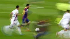 Striker Barcelona, Lionel Messi, menggiring bola melewati pemain Real Valladolid pada laga Liga Spanyol di Stadion Camp Nou, Selasa (6/4/2021). Barcelona menang dengan skor 1-0. (AP Photo/Joan Monfort)