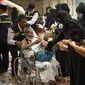 Petugas mendorong kursi roda jemaah haji lansia yang baru tiba di Kota Makkah setelah sebelumnya tinggal sembilan hari di Madinah. Tahun ini ada sekitar 67 ribu jemaah haji lansia yang diberangkatkan ke tanah suci.  (FOTO: MCH PPIH ARAB SAUDI 2023)