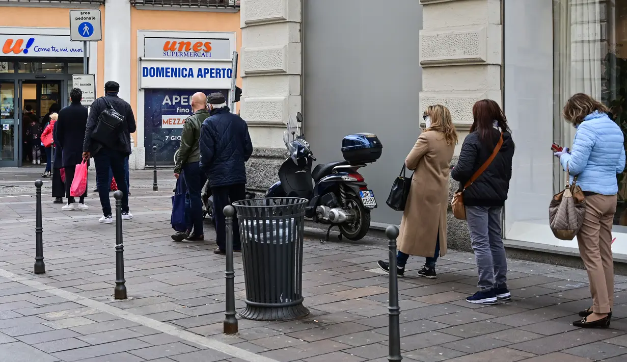 Orang-orang menjaga jarak saat antre untuk berbelanja di sebuah supermarket di Milan pada 10 Maret 2020. Wabah Virus Corona memaksa Italia memberlakukan Lock Down, atau karantina yang mencakup tidak adanya pertemuan di ruang publik, hingga anjuran agar menjaga jarak. (MIGUEL MEDINA/AFP)