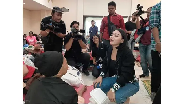 Setelah memberikan bantuan, Wika Salim berinteraksi dengan korban banjir.