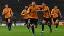 Para pemain Wolverhampton merayakan gol yang dicetak Matt Doherty ke gawang Manchester City pada laga Premier League di Stadion Molineux,Wolves, Jumat (27/12). Wolves menang 3-2 atas City. (AFP/Paul Ellis)