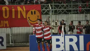Striker Madura United Beto Goncalves saat merayakan golnya ke gawang PSIS Semarang. Gol tunggal Beto mengantarkan Madura United ke puncak klasemen Liga 1 2023.