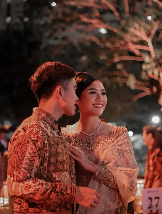 Masih ingat penampilan memukau dari pasangan Kaesang Pangarep dan Erina Gudono di Gala Dinner KTT ASEAN beberapa waktu lalu? Keduanya tampil luar biasa, Kaesang dengan batiknya, sedangkan Erina mengenakan kebaya bernuansa cokelat muda yang serasi dengan sang suami. [Foto: Instagram/kaesangp]