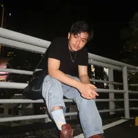 Lihat di sini tampilan Angga Yunanda tampil edgy dengan sentuhan quirky. [@anggayunanda].