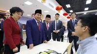 Prabowo mengunjungi kantin sekolah Beijing No. 2 Middle School di Dongcheng District, China, yang menerapkan program makan siang gratis. (dok. Instagram @prabowo/https://www.instagram.com/p/C5TJV5WRjYQ/)