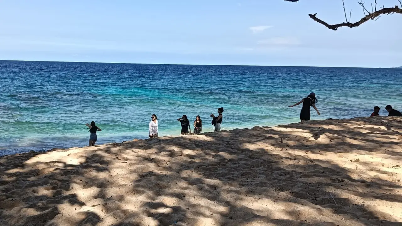 Situasi di Pantai Paal, Kecamatan Likupang Barat, Kabupaten Minahasa Utara, Sulut.