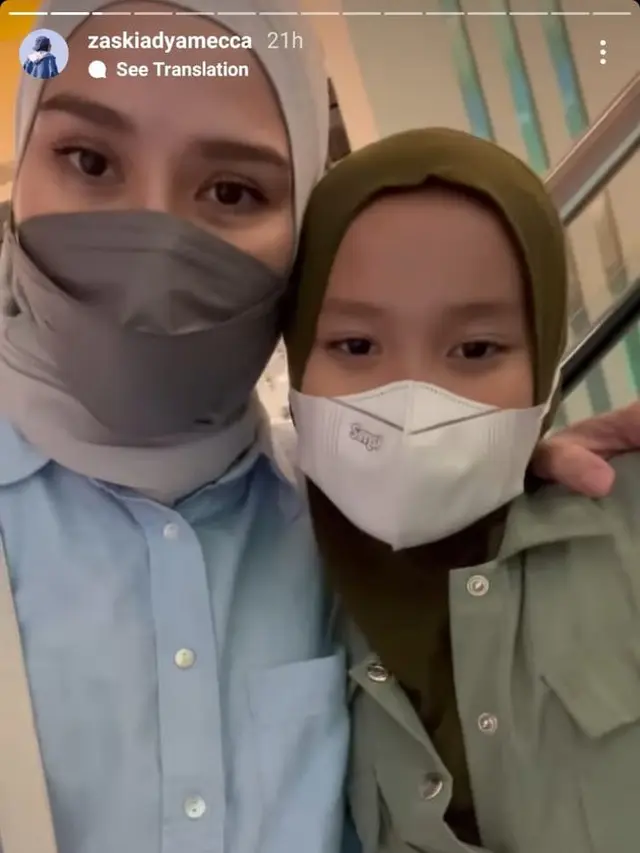 Terharu Anak Mulai Berhijab, Ini 5 Momen Zaskia Adya Mecca Momong Kala Madali
