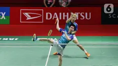 Pebulu tangkis ganda putra Indonesia Marcus Fernaldi Gideon/Kevin Sanjaya Sukamuljo saat bertanding melawan ganda putra Korea Selatan Kang Min Hyuk/Seo Seung Jae pada babak 32 besar Daihatsu Indonesia Masters 2023 di Istora Senayan, Jakarta, Selasa (24/1/2023). Marcus Fernaldi Gideon/Kevin Sanjaya Sukamuljo berhasil lolos ke babak 16 besar Daihatsu Indonesia Masters 2023 usai mengalahkan Kang Min Hyuk/Seo Seung Jae skor skor 21-17 dan 21-12. (Liputan6.com/Herman Zakharia)