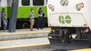 Sejumlah penumpang yang mengenakan masker menunggu kereta Go di peron Stasiun Union di Toronto, Kanada (21/7/2020). Mulai Selasa (21/7), para pelanggan layanan transportasi umum di Kanada, Go Transit, diwajibkan mengenakan masker atau penutup wajah. (Xinhua/Zou Zheng)