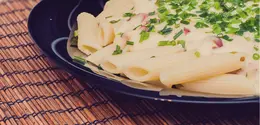 Pasta juga menawarkan banyak variasi yang dapat disesuaikan dengan selera keluarga dengan berbagai saus dan toping. (Foto/dok: Pexels/Pixabay)