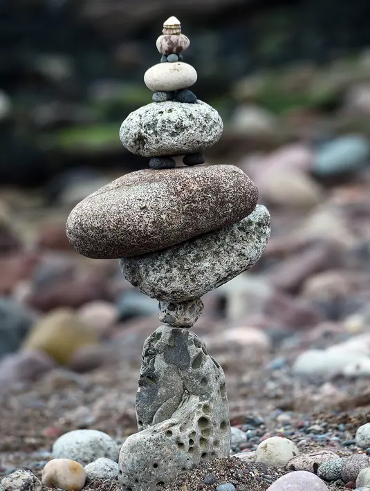 Salah satu wujud batu bertumpuk atau rock balancing dalam European Stone Stacking Championships 2018 di Dunbar, Skotlandia, Minggu (22/4). (ANDY BUCHANAN/AFP)