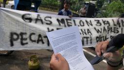 Seorang massa saat membacakan Pers Release tentang kenaikan harga Gas Elpiji 3Kg di depan Istana Wakil Presiden, Jakarta, Selasa (3/3/2015). Dalam aksinya mereka menuntut Wapres Jusuf Kalla untuk menstabilkan harga elpiji 3kg. (Liputan6.com/Johan Tallo)
