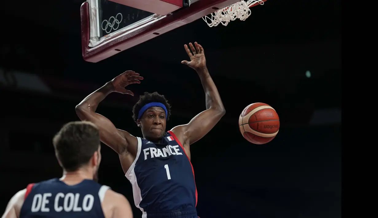 Di kuarter pamungkas, Prancis terus membayangi. Tembakan Frank Ntilikina pun sempat mendekatkan jarak jadi 70-73. (Foto: AP/Eric Gay)