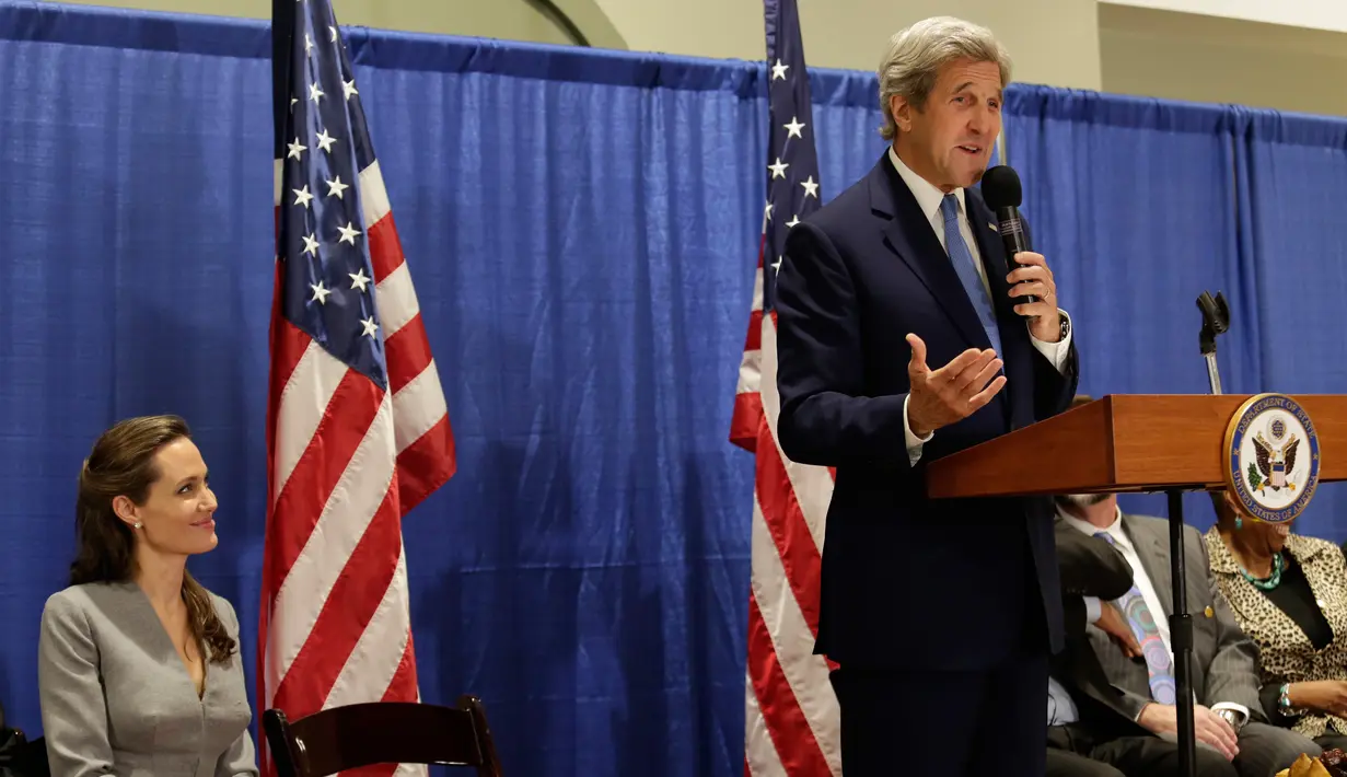 Menteri Luar Negeri AS John Kerry (kanan)  berpidato didampingi aktris Angelina Jolie saat menghadiri acara buka puasa lintas agama di  All Dulles, Area Muslim Society, Virginia, AS, (20/6). (YURI GRIPAS / AFP)