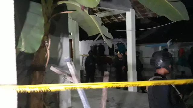 Polisi menggeledah kediaman terduga pelaku bom bunuh di Pospol Kartasura, Surakarta, Jawa Tengah, Selasa dini hari (4/6/2019).