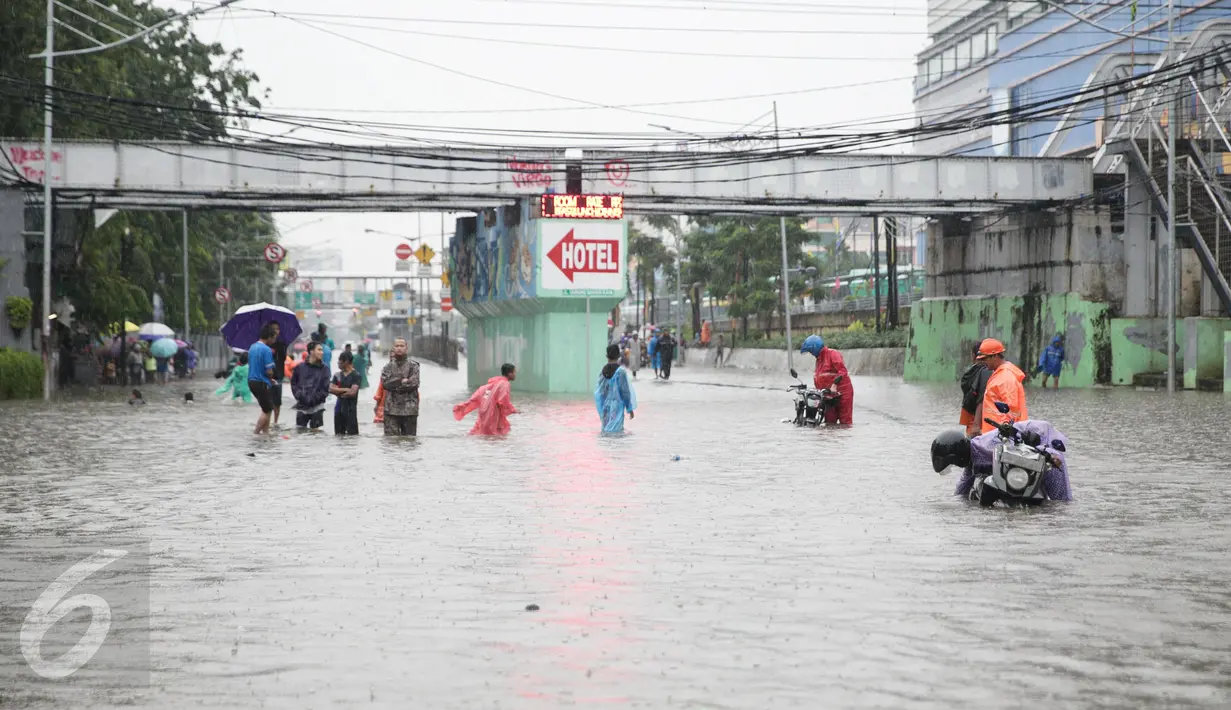 Sejumlah kendaraan mogok saat menerobos banjir yang merendam Jalan Gunung Sahari, Jakarta Pusat, Selasa (21/2). Hujan yang turun sejak dini hari menyebabkan sejumlah ruas jalan terimbas banjir hingga tak bisa dilalui kendaraan (Liputan6.com/Faizal Fanani)