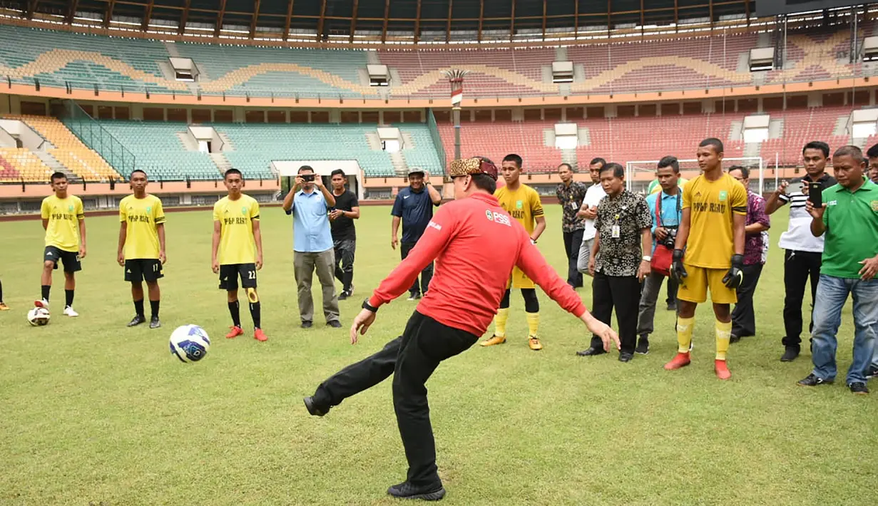 Ketum PSSI, Mochamad Iriawan, menendang bola saat berkunjung ke Stadion Utama Riau, Pekanbaru, Kamis (13/2). Stadion ini menjadi satu dari sebelas stadion yang dinominasikan sebagai tuan rumah Piala Dunia U-20 2021. (Dok PSSI)