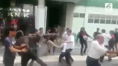 Tak setuju penetapan dekan baru, mahasiswa UMI Makassar menggelar protes yang berbuntut kerusuhan.