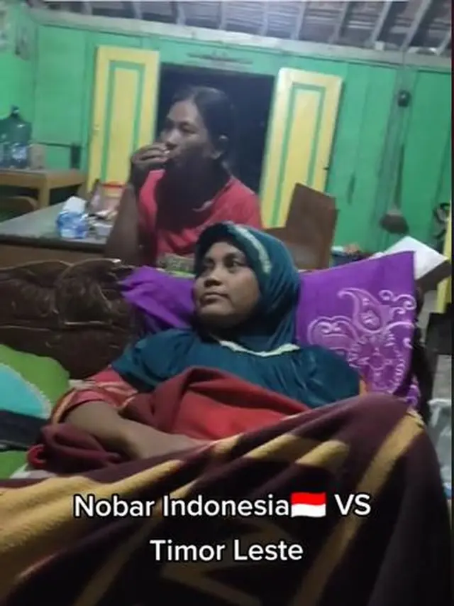 6 Potret Kesederhanaan Mak Ti Ibu Arhan Saat di Blora, Curi Perhatian
