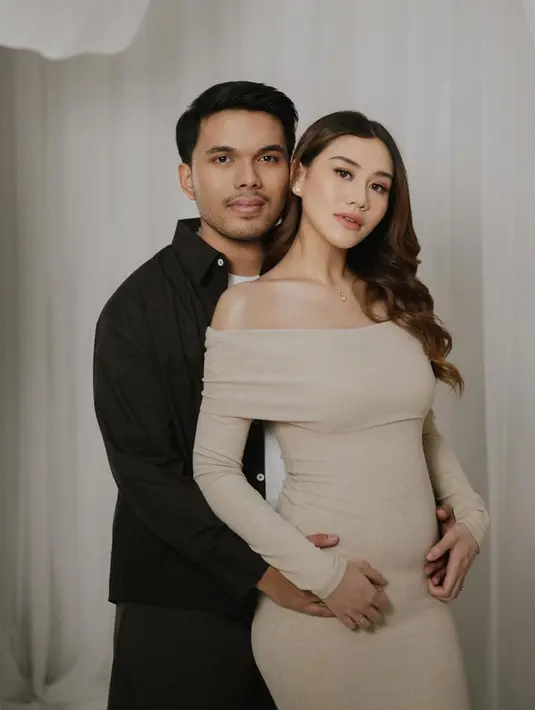 Aura bumil cantik Aaliyah Massaid makin terpancar dengan makeup flawless bernuansa cokelat. Rambut panjang Aaliyah juga ditata dengan gaya curl [@aaliyah.massaid]