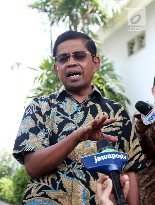 Menteri Sosial, Idrus Marham memberi keterangan pers kepada wartawan di Istana, Jakarta, Jumat (24/8). KPK menetapkan Idrus Marham sebagai tersangka terkait dugaan kasus dugaan suap proyek pembangunan PLTU Riau-1. (Liputan6/Pool/Gar)