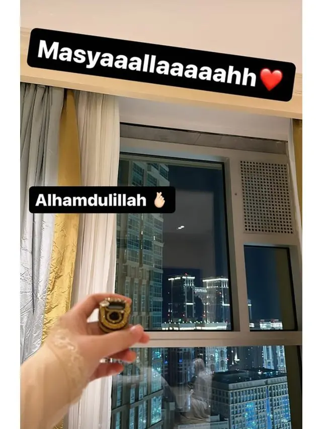 7 Potret Happy Asmara Jalani Umroh, Penampilan Berhijab Curi Perhatian