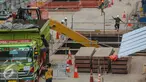 Pekerja menyelesaikan proyek pembangunan jalur Mass Rapid Transit (MRT) di Jakarta, Senin (22/6/2015). Gubernur DKI, Basuki T Purnama mendesak JICA untuk membantu pembangunan MRT tahap II, Bundaran HI-Kampung Bandan. (Liputan6.com/Faizal Fanani)