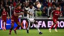 Pemain Juventus, Paul Pogba berusaha melewati penjagaan dari pemain Sevilla, Loic Bade pada laga leg pertama semifinal Liga Europa 2022/2023 di Allianz Stadium, Juventus, Jumat (12/05/2023) WIB. Laga berakhir dengan skor 1-1. (AFP/Marco Bertorello)
