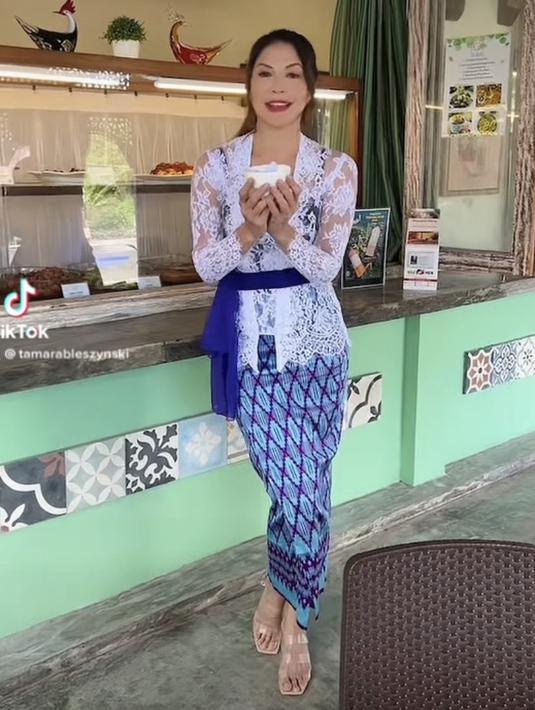 <p>Berada di Warung&nbsp;Teh Manis miliknya di daerah Cangu, Bali, Tamara tampil mengenakan kebaya putih brokat, dipadukan obi biru yang serasi dengan kain lilitnya. @tamarableszynskiofficial</p>