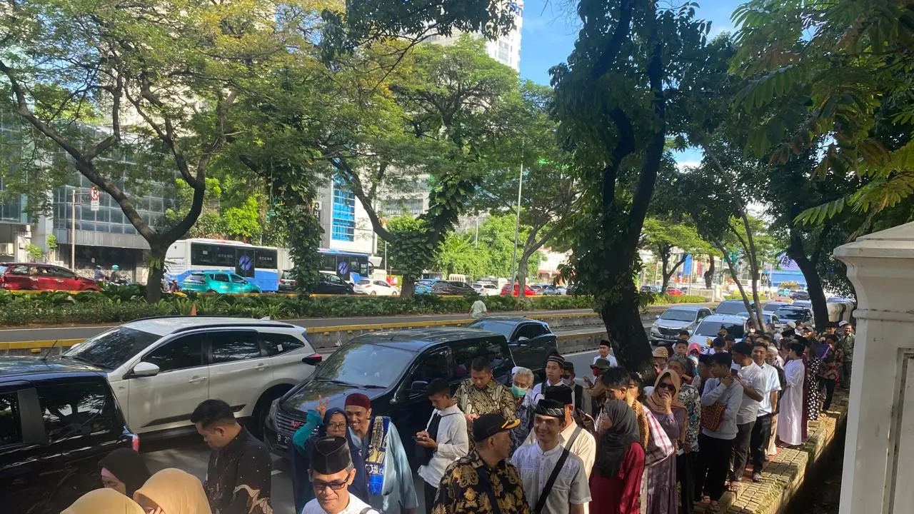 Kompleks Istana Kepresidenan Jakarta dipadati masyarakat yang ingin menghadiri open house yang digelar Presiden Prabowo Subianto.