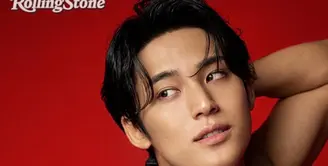 Mingyu bukan hanya profesional menjadi seorang musisi. Ia juga tampak piawai untuk urusan pemotretan yang menampilkan aura modelnya. Terbaru ia menjadi cover digital Rolling Stone Jepang Edisi Khusus edisi Februari 2025. [@rollingstonejapan/@calvinklein]