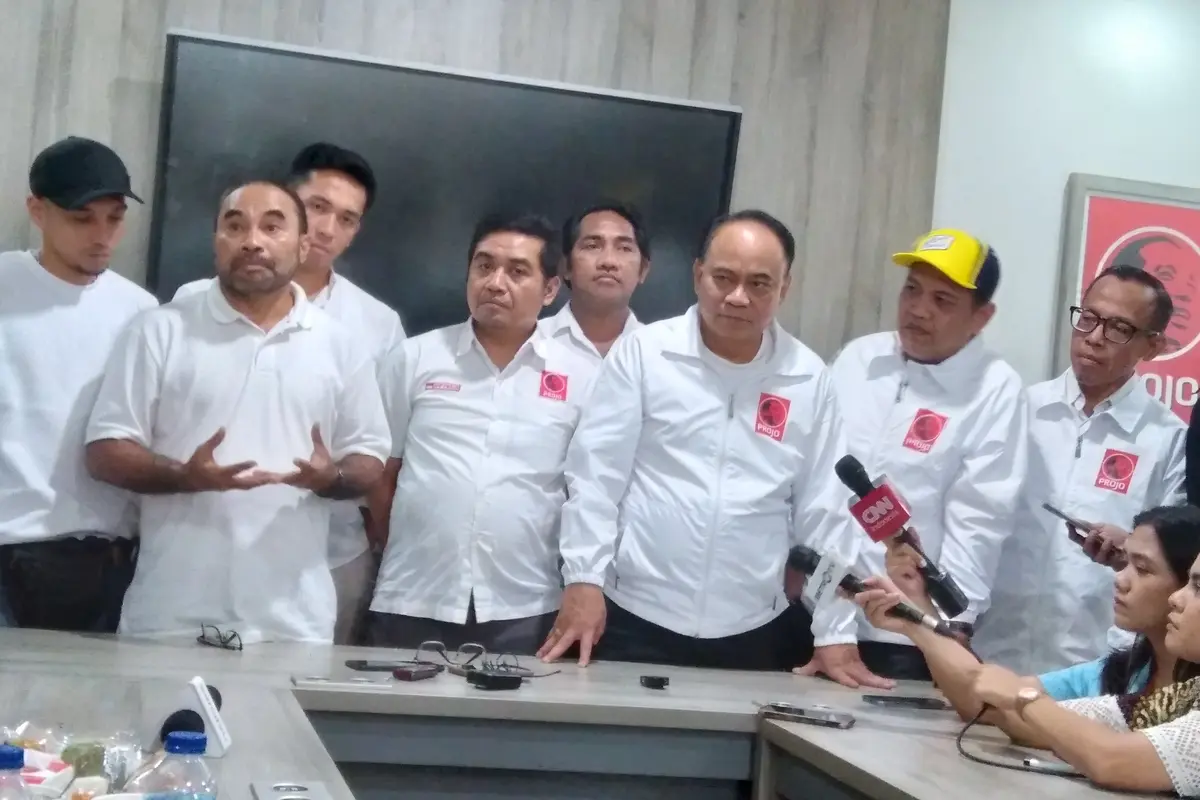 Relawan Pro Jokowi (Projo) menerima kedatangan Relawan Prabowo 08 di kantor DPP Projo, Pancoran, Jakarta, pada Kamis (6/7/2023).