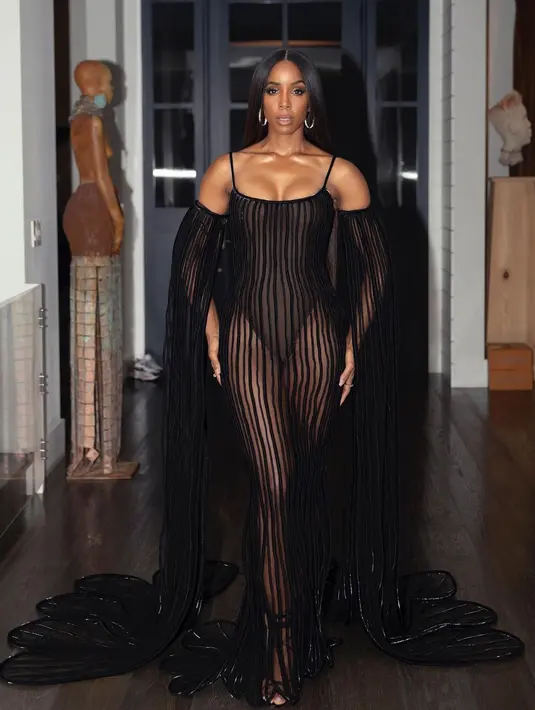 Kelly memberikan momen fashion yang dramatis dengan gaun tulle mermaid dari Jean-Louis Sabaji yang memiliki lengan berbentuk cape  (Foto: Instagram @kellyrowland)