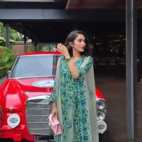 Ussy Sulistiawaty tampil mengenakan kaftan hijau dengan aksen bunga. Menariknya kaftan ini milik almarhum ibundanya. [@ussypratama]