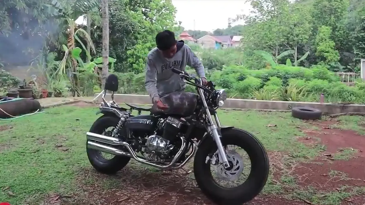 Lihat Transformasi Beneli PE 250 Menjadi Motor Triumph Bobber. sumberfoto: Street Arts Custom